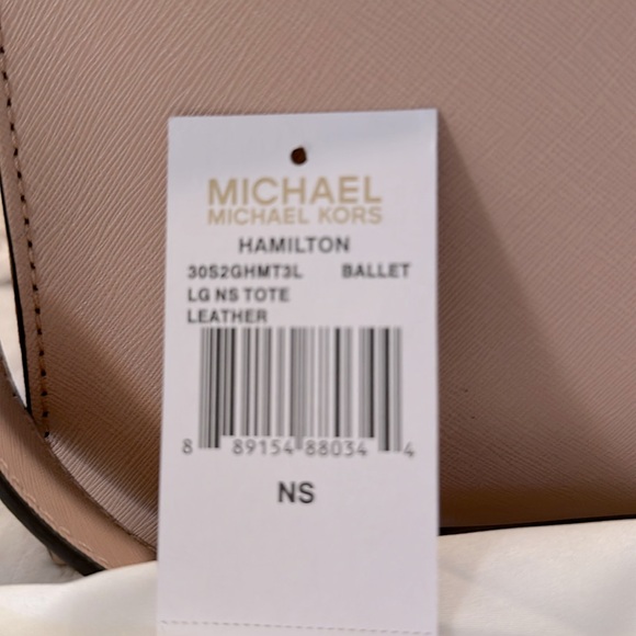 Micheal Kors Hamilton Large Saffiano tote - color in Ballet w/ gold hardware - Picture 13 of 14